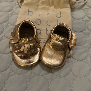 Bird rock baby moccasins size 5.5 rose gold brand new